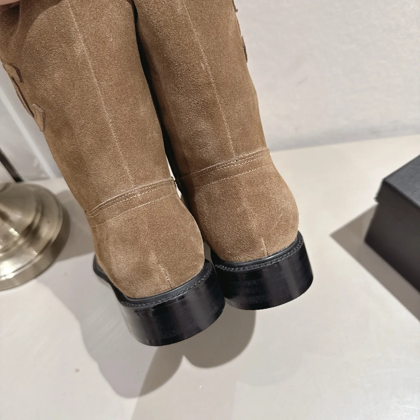 👟👟Ex-factory price 540👟👟 (Top version) CHANEL Chanel* Xiaoxiang new autumn and winter letter knight boots. This knight boot is really a representative of handsome fashion. The boots are decorated with Chanel letters, low-key yet luxurious! Simple, fashionable, individual and grand! The natural and smooth beauty has a beauty that is stunning in time. You should also show off your long legs in winter ~ Upper: imported calfskin Lining: water-dyed cowhide lining Heel height: about 3cm Size: 35-39 (40, 41 customization is not returnable)
